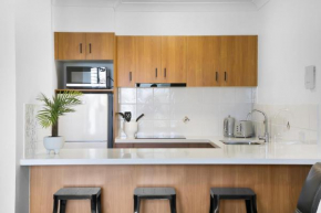 'Little Mermaid' beach apartment best location walk to beach and restaurants - sleeps 4